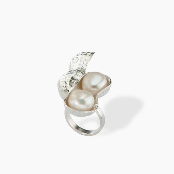 Mrzyk_Moriceau_Peanut_pearl_ring_le_buisson_credit_photograph_Philippe_Acher