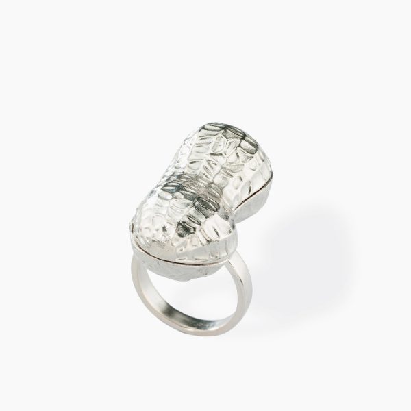 Mrzyk_Moriceau_Peanut_pearl_ring_le_buisson_credit_photograph_Philippe_Acher_2